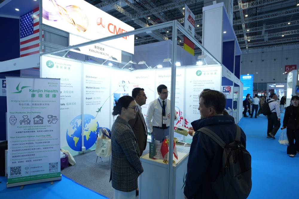 Kanjin Health team meeting visitors at CMEF