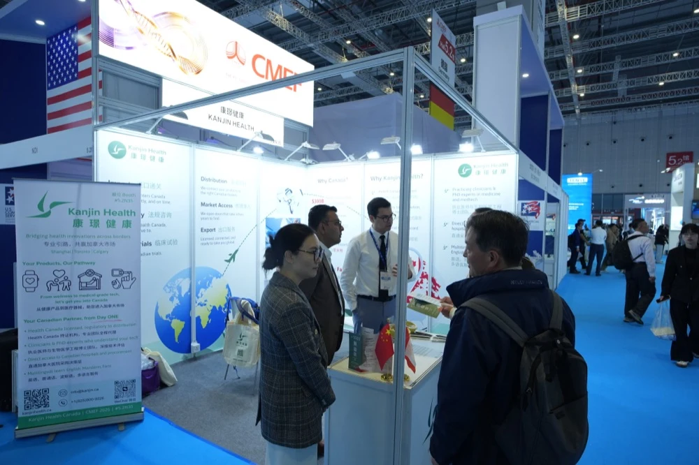 Kanjin Health team meeting visitors at CMEF
